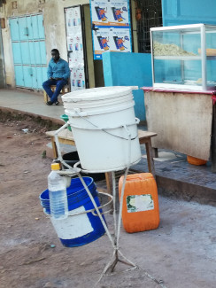 Möglichkeit zum Hände waschen auf dem Markt in Tansania