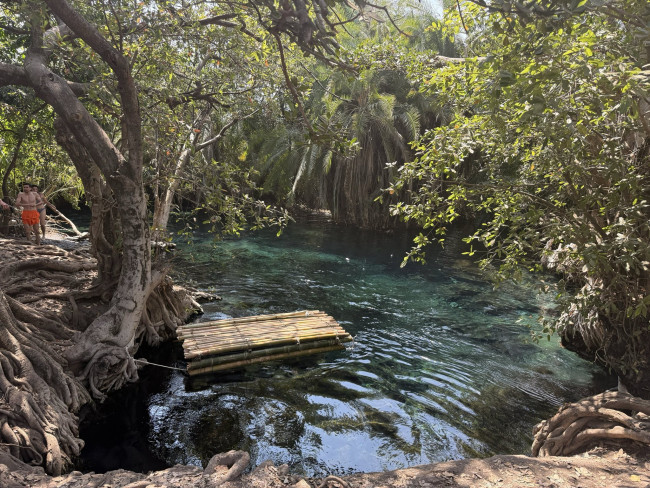 Zwischenstopp bei einer Oase: Das Schwimmen im ca. 28 Grad warmem Wasser hat uns an Geist und Körper erfrischt.