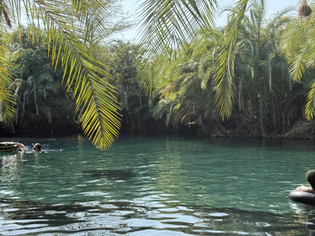 Zwischenstopp bei einer Oase: Das Schwimmen im ca. 28 Grad warmem Wasser hat uns an Geist und Körper erfrischt.