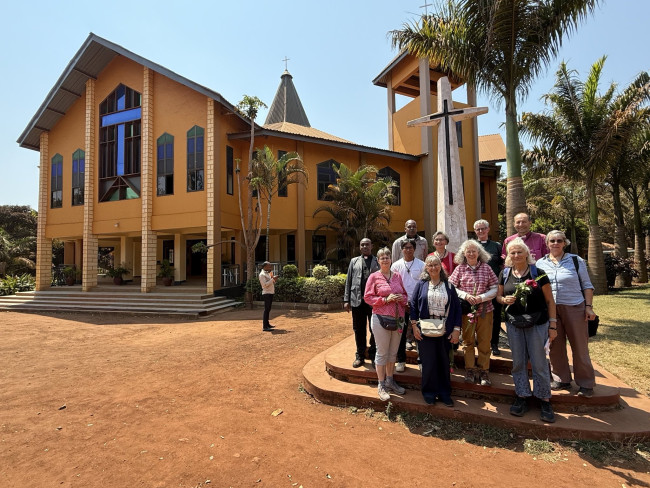 Gruppenfoto neben der Kirche von Karatu-Stadt